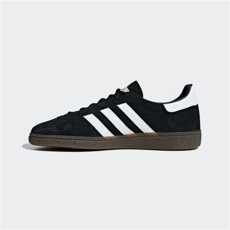 Zwarte en witte Spezial handbalschoenen .